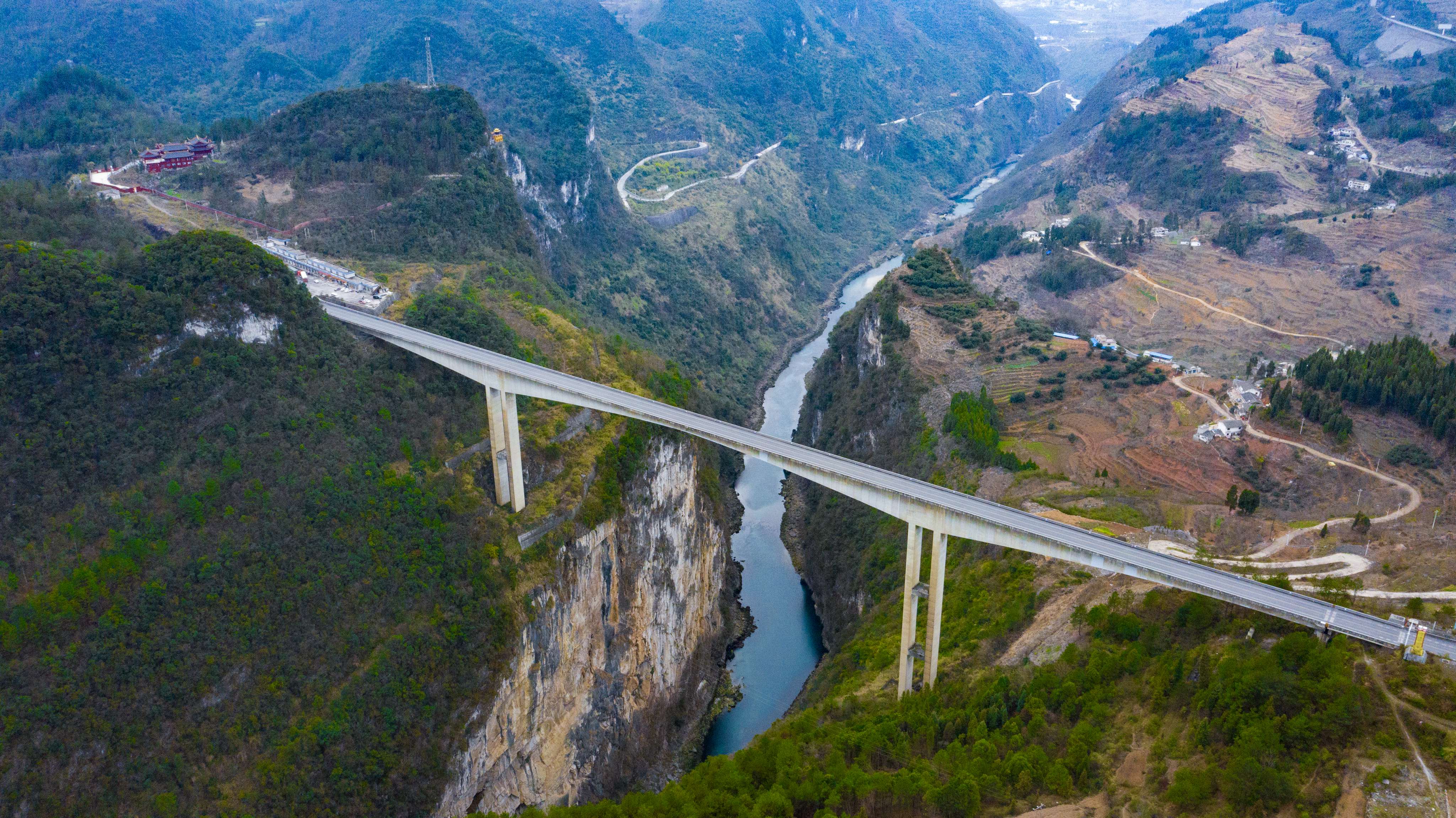 DJI_0818---貴陽至畢節(jié)高等級公路六廣河大橋。貴州日報(bào)天眼新聞記者  聞雙攝.JPG