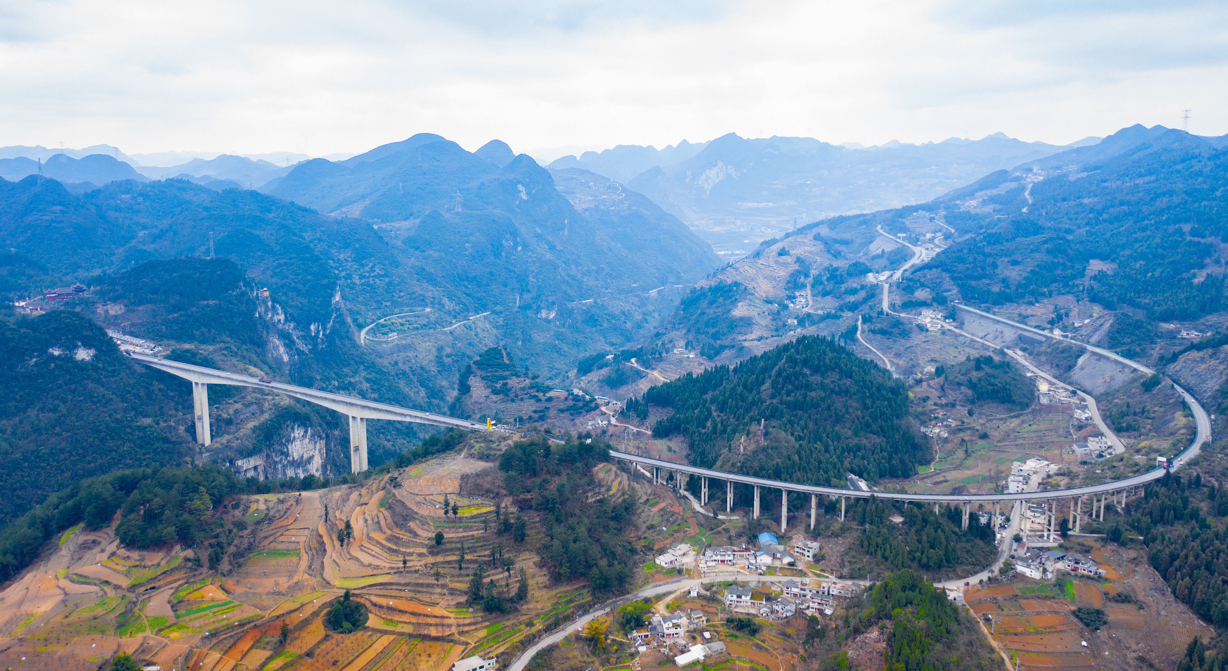 DJI_0813---貴陽至畢節(jié)高等級公路六廣河大橋。貴州日報(bào)天眼新聞記者  聞雙攝.JPG