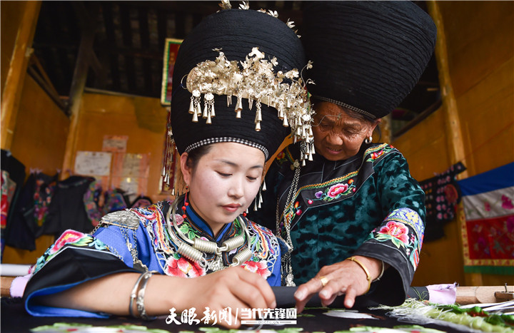 在貴州省銅仁市松桃苗族自治縣太平營街道老寨村，一老人在指導繡娘繡苗繡。.jpg