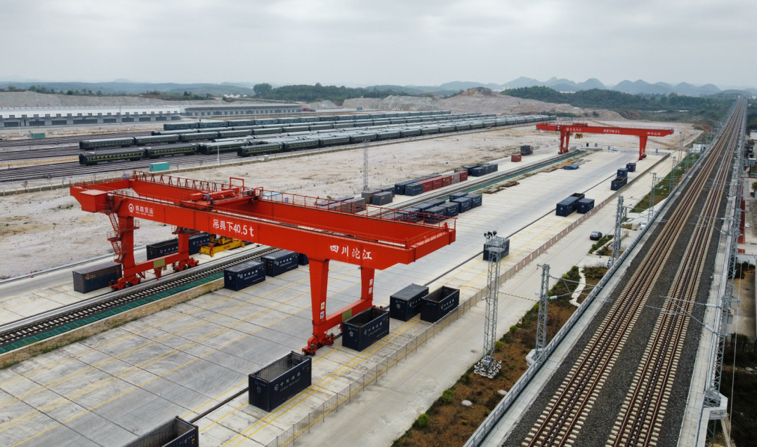 dji_fly_20240406------湖潮貨運(yùn)站位于貴陽樞紐西南角，銜接川黔、黔桂、滬昆等干線，承擔(dān)貴昆至湖林支線客貨到發(fā)和調(diào)車作業(yè)。貴州日報(bào)天眼新聞?dòng)浾?杜朋城 攝影.jpg